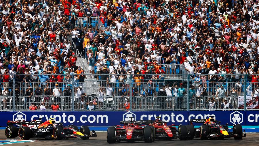 Largada do GP de Miami, com Max Verstappen partindo para cima de Carlos Sainz - Jared C. Tilton/Getty Images/Red Bull