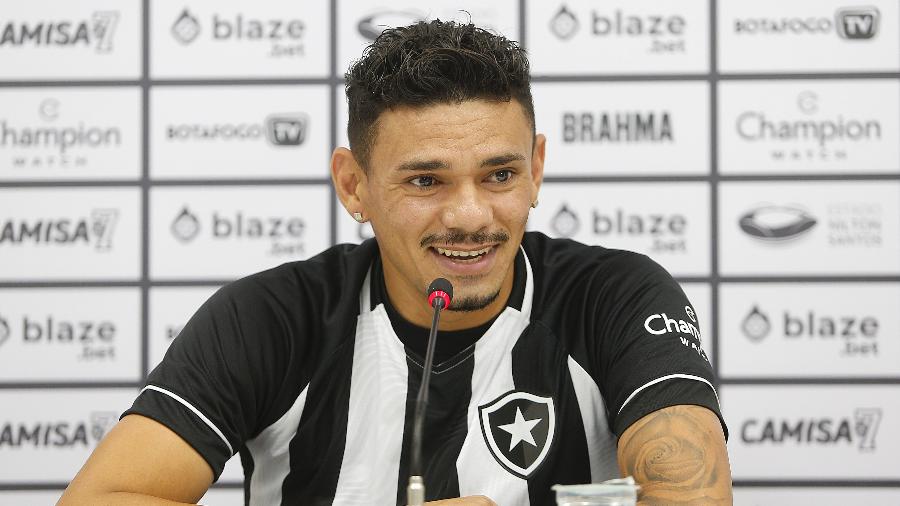Tiquinho Soares do Botafogo durante apresentação no Estádio Nilton Santos - Vitor Silva/Botafogo