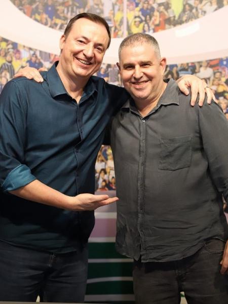 Paulo Bonfá e Marco Bianchi, na exposição do Rockgol no Museu do Futebol - João Victor/Divulgação