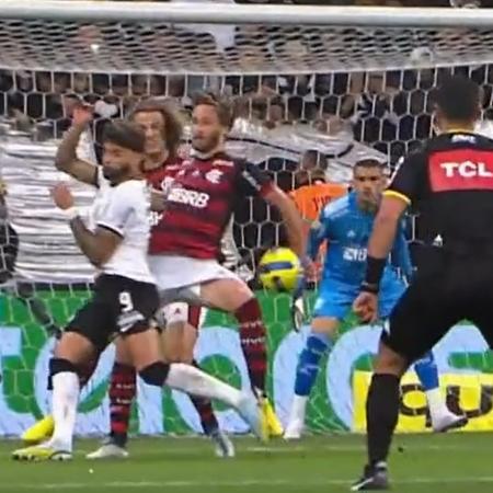 Possível mão de Léo Pereira irritou jogadores do Corinthians na final contra o Flamengo; pênalti não foi marcado - Reprodução/Twitter