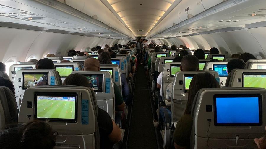 Televisões coloridas de verde em avião; voo ocorreu exatamente na hora do jogo Brasil x Coreia do Sul - Camila Corsini/UOL