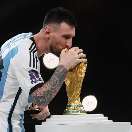 Lionel Messi beija troféu da Copa do Mundo após a final com a França em 2022 - LEE SMITH/REUTERS