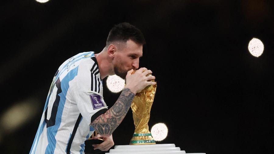 Lionel Messi beija troféu da Copa do Mundo após a final com a França em 2022