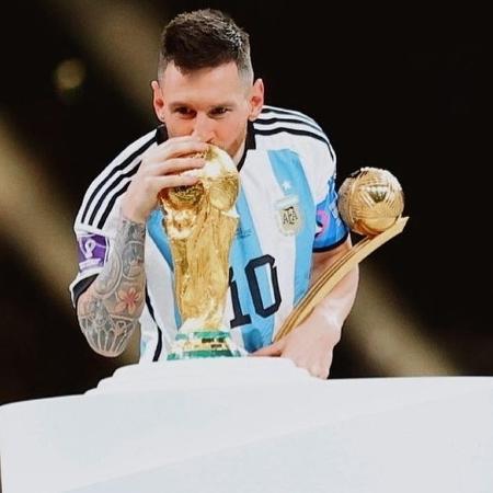 Lionel Messi posa com taça da Copa do Mundo do Qatar