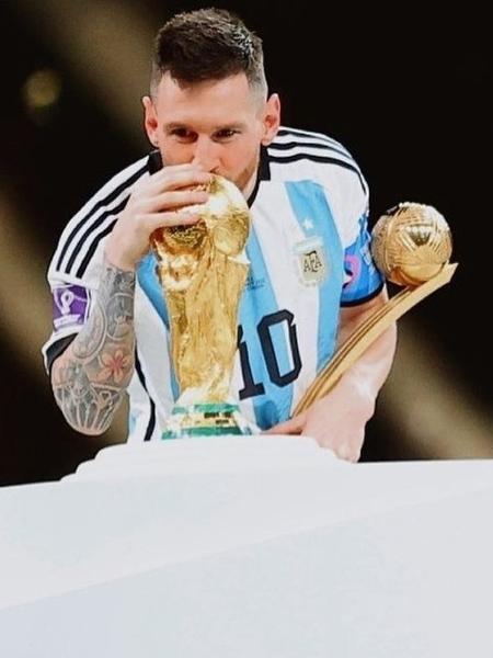 Lionel Messi posa com taça da Copa do Mundo do Qatar - Reprodução/Instagram
