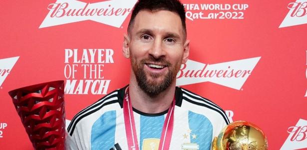 Messi é melhor em campo da final e posa com prêmio, taça e medalha