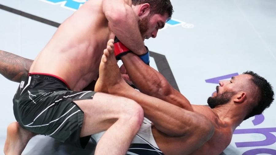 Vídeo: guianês radicado no Brasil coloca em prática Luta Livre e 'apaga'  rival no UFC Vegas 26 - TATAME