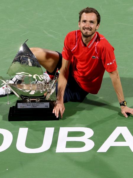 Daniil Medvedev com o troféu do ATP 500 de Dubai de 2023 - Reuters