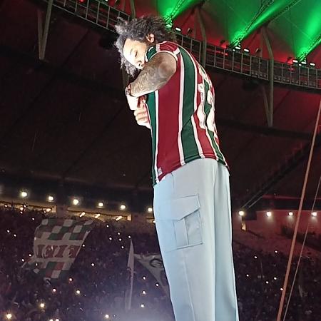 Marcelo veste camisa do Fluminense em sua apresentação, no Maracanã - Divulgação/Fluminense