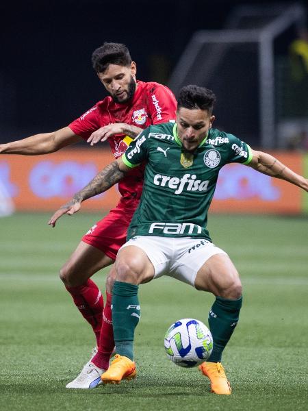 Artur jogador do Palmeiras disputa lance com Juninho Capixaba jogador do Bragantino durante partida no estádio Arena Allianz Parque  - DIOGO REIS/ESTADÃO CONTEÚDO