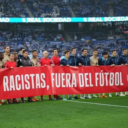 Arbitragem e jogadores de Almería e Real Sociedade mostram faixa contra racismo antes de jogo da La Liga - Juan Manuel Serrano Arce/Getty Images