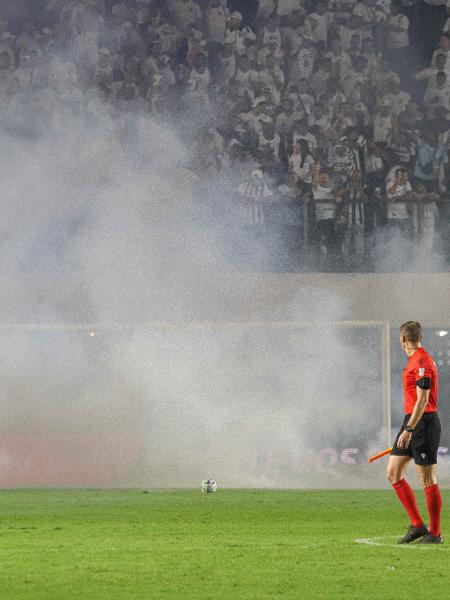 Confusão na Vila Belmiro durante o clássico entre Santos e Corinthians