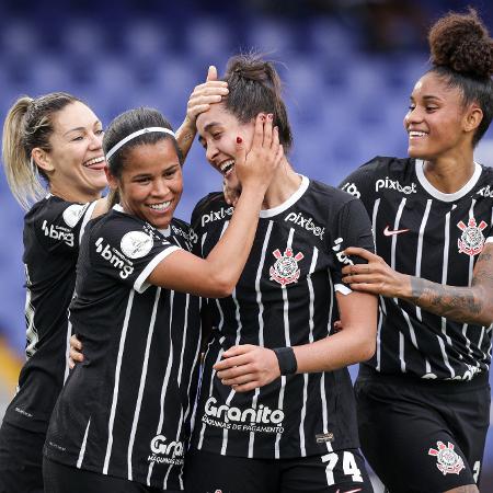 Jogadoras do Corinthians comemoram gol sobre o Libertad Limpeño, pela Libertadores feminina