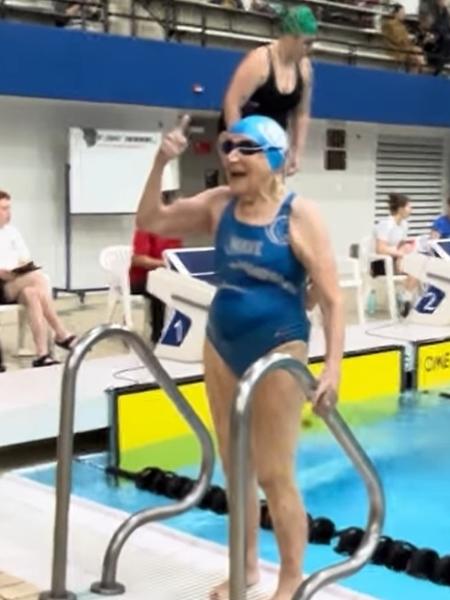 Betty Brussel, nadadora canadense, bate três recordes mundiais
