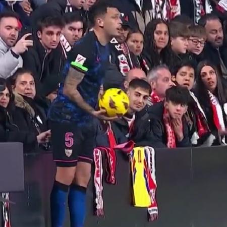 Lucas Ocampos tomou uma 'dedada' durante partida entre Rayo Vallecano e Sevilla