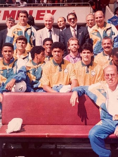 Charles Guerreiro ao lado de Márcio Santos, no banco de reservas antes do Inglaterra x Brasil em Wembley