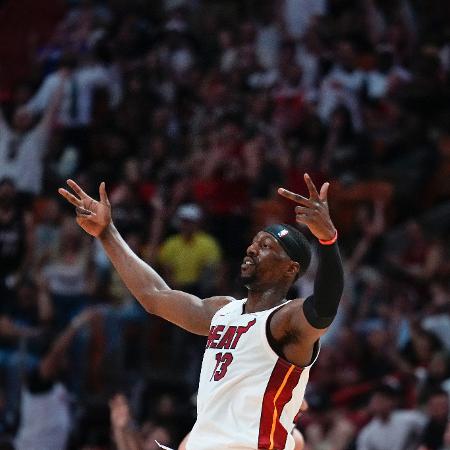 Bam Adebayo, do Miami Heat, faz pose após marcar uma cesta de três pontos diante do Chicago Bulls