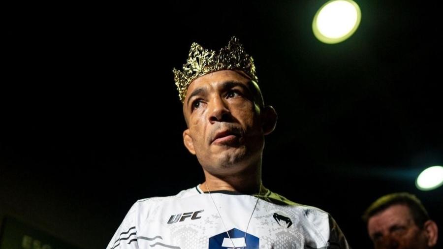 José Aldo com a coroa de "Rei do Rio" após vencer sua luta no UFC Rio - Instagram do UFC Brasil