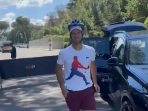 Djokovic aparece de capacete após garrafada na cabeça: 'vim preparado'