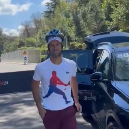 Novak Djokovic aparece de capacete após levar uma garrafada