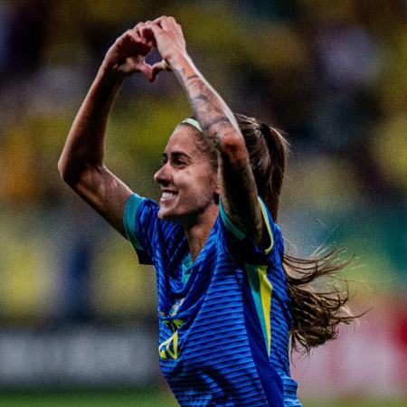 Jheniffer comemora gol do Brasil sobre a Jamaica em amistoso feminino 