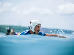 Surfe: Chumbinho volta à WSL de capacete 'Peter Cech' após lesão grave