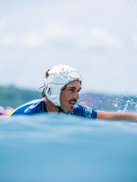 Chumbinho com seu capacete a lá Peter Cech: surfista brasileiro sofreu grave lesão na cabeça - Aaron Hughes/World Surf League