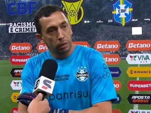 Torcida do Corinthians provoca goleiro do Grêmio após entrevista: 'Chorão'