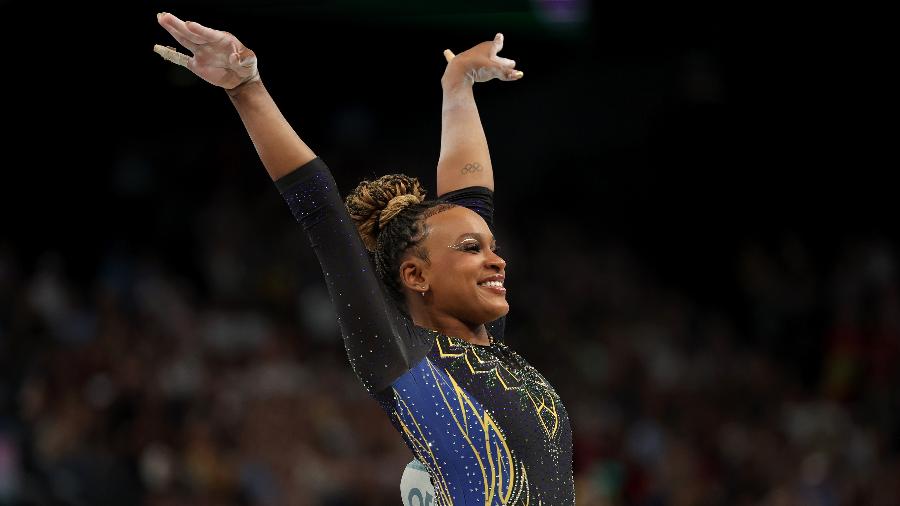 Rebeca Andrade sorri durante apresentação em etapa da ginástica artística nas Olimpíadas