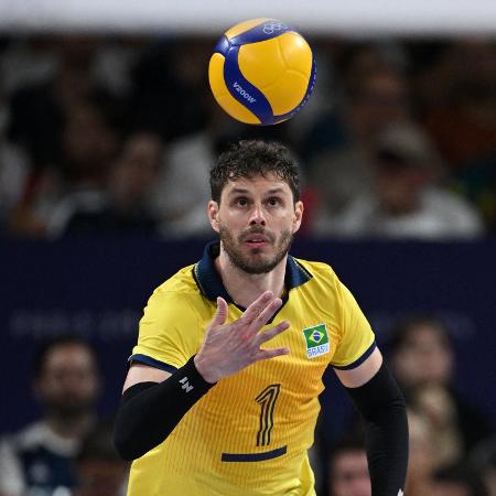 Bruninho em ação durante jogo de vôlei entre Brasil e EUA nas Olimpíadas