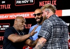 Mike Tyson e Jake Paul trocam empurrões em encarada pré-luta de boxe; veja - Roy Rochlin/Getty Images for Fanatics