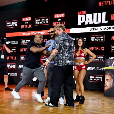 Mike Tyson empurra Jake Paul em coletiva de imprensa prévia de evento de boxe que acontecerá em novembro