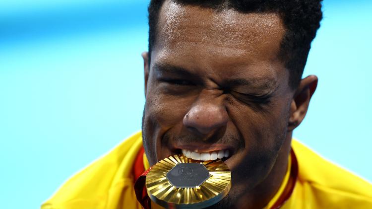 O nadador brasileiro Gabrielzinho conquista a primeira medalha de ouro do Brasil das Paralimpíadas de Paris nos 100m costas da classe S2 