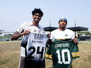 Time da NFL dá camisa verde ao Corinthians com o nome do clube alvinegro