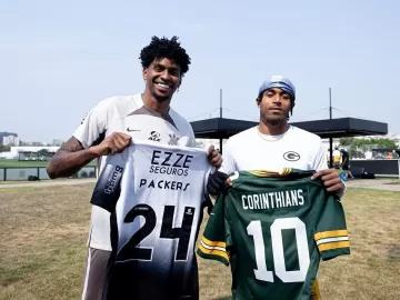 Time da NFL dá camisa verde ao Corinthians com o nome do clube alvinegro