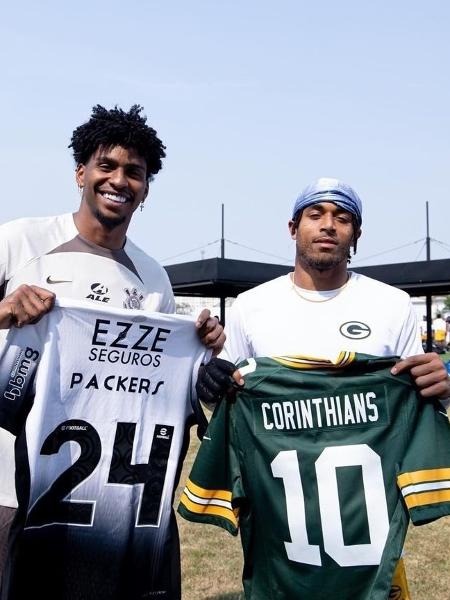 Goleiro do Corinthians, Hugo Souza troca camisa do clube alvinegro com o cornerback Jaire Alexander, do Green Bay Packers, que está treinando no CT Joaquim Grava para jogo contra o Philadelphia Eagles - Reprodução/Instagram