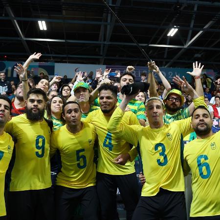 Jogadores da seleção brasileira masculina de goalball comemoram conquista da medalha de bronze.