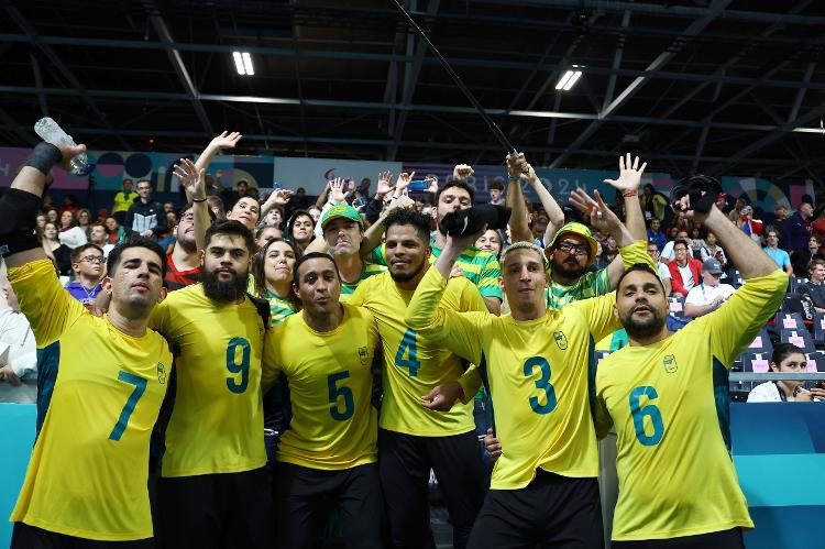 Jogadores da seleção brasileira masculina de goalball comemoram conquista da medalha de bronze.