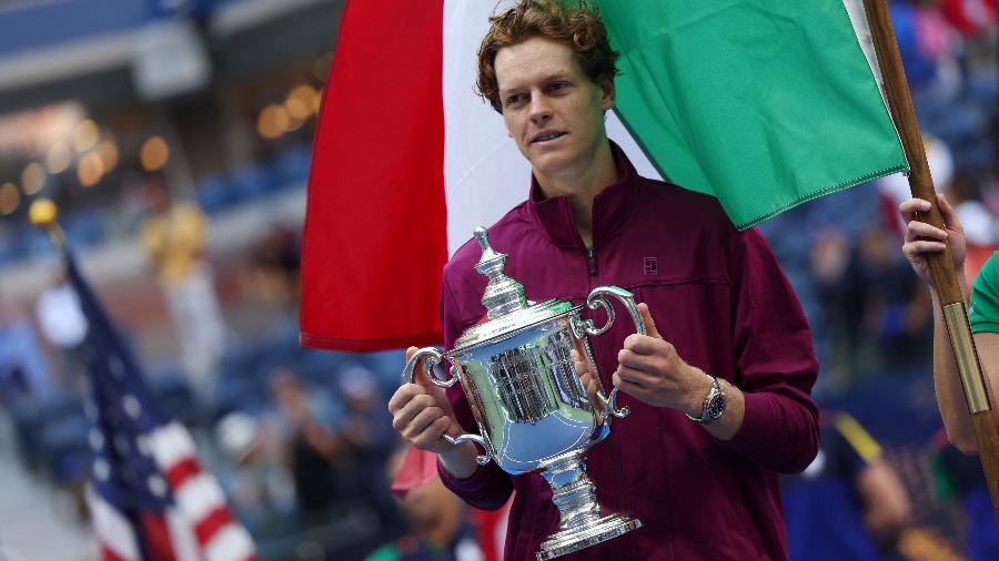 Jannik Sinner com o troféu do US Open de 2024