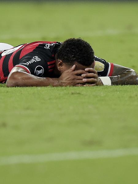 Plata, do Flamengo, se lamenta durante jogo contra o Peñarol pela Libertadores