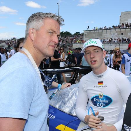 Ralf Schumacher e seu filho, David, em evento de automobilismo em 2022