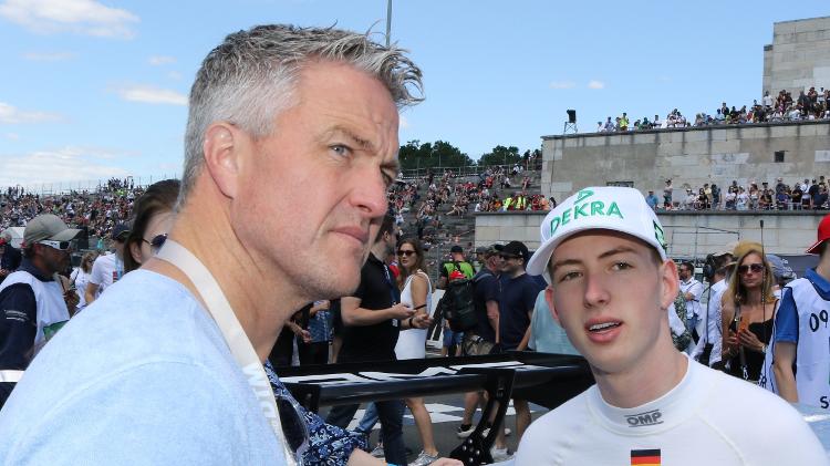 Ralf Schumacher e seu filho, David, em evento de automobilismo em 2022