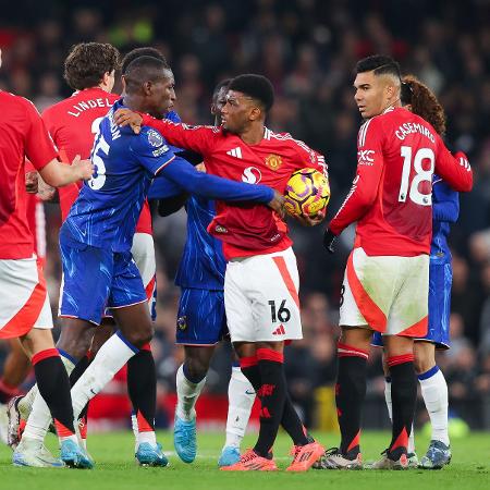 Discussão entre jogadores, entre eles Casemiro, durante clássico entre Manchester United e Chelsea