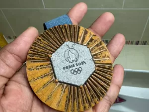 'Pele de crocodilo': nadadores mostram medalhas das Olimpíadas desbotadas