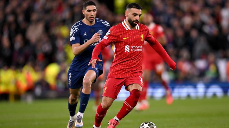 Salah e Hakimi em ação durante jogo entre Liverpool e PSG na Champions Salah e Hakimi em ação durante jogo entre Liverpool e PSG na Champions