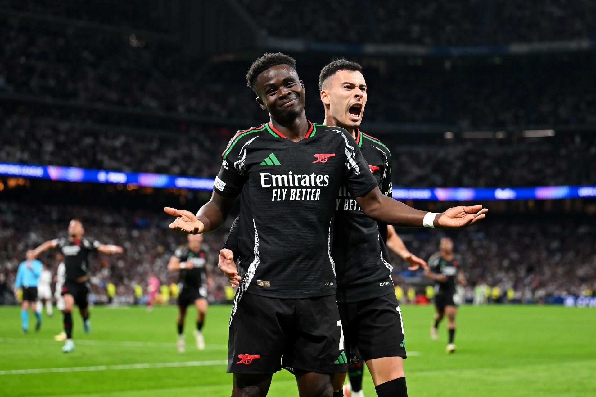 Bukayo Saka e Gabriel Martinelli no primeiro gol da partida (Foto: David Price/Arsenal FC via Getty Images)