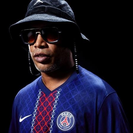 Ronaldinho Gaúcho com a nova camisa do PSG - Reprodução/Instagram/NikeFootball