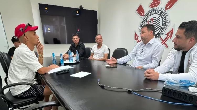 Buzeira, Augusto Melo, presidente afastado, e Kadu Melo, sobrinho do dirigente, conversam no CT do Corinthians, em 2024 Buzeira, Augusto Melo, presidente afastado, e Kadu Melo, sobrinho do dirigente, conversam no CT do Corinthians, em 2024
