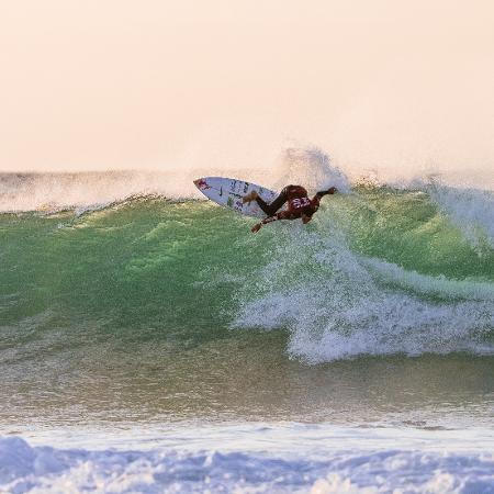 Italo Ferreira avança às oitavas em J-Bay