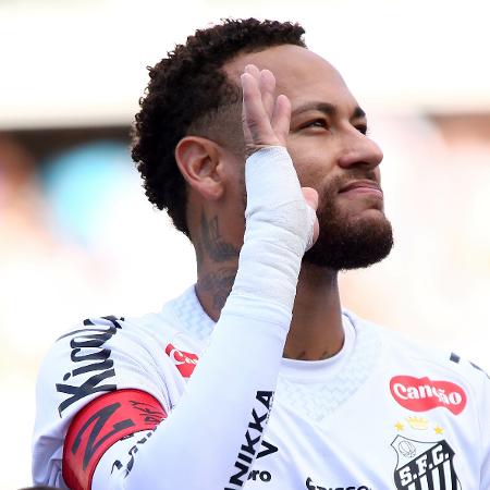 Neymar durante jogo entre Santos e Fluminense no Brasileirão